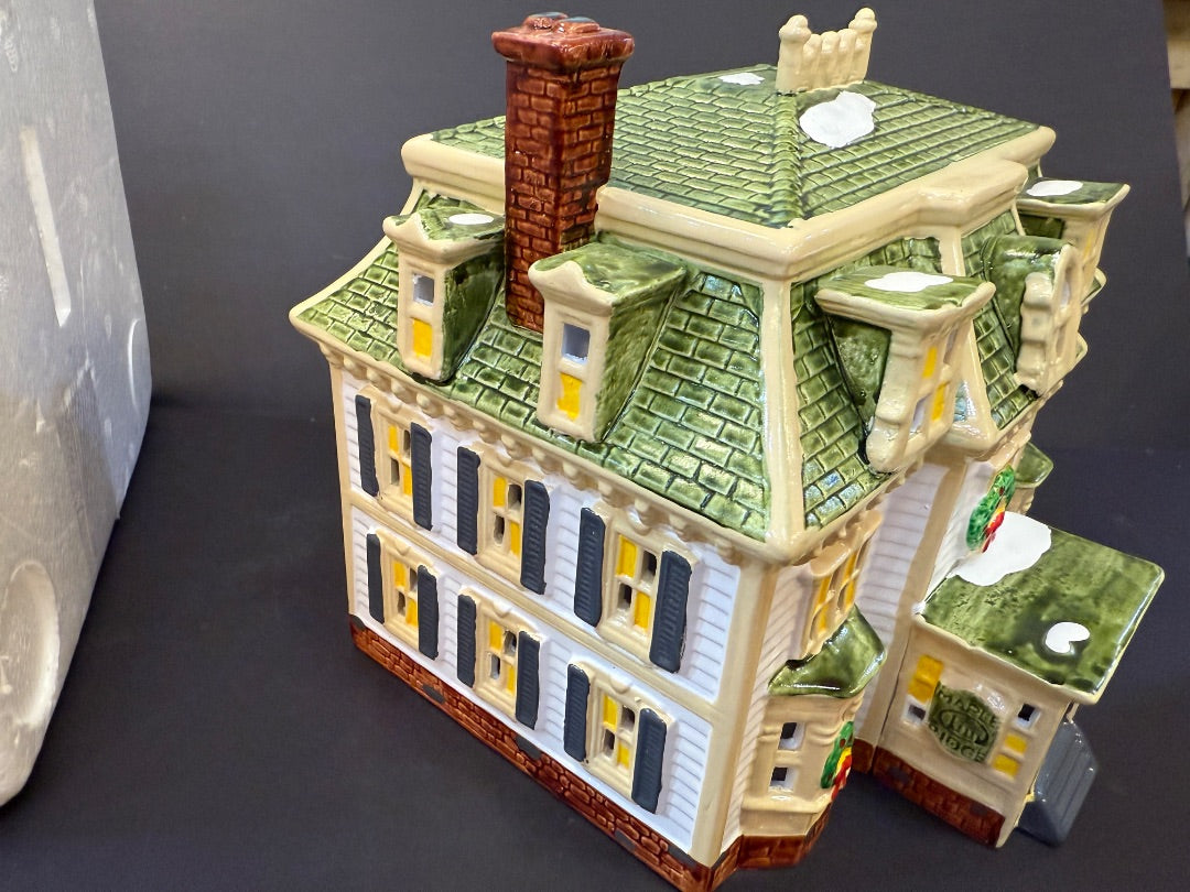 Department  56 Maple Ridge Inn With Light Christmas