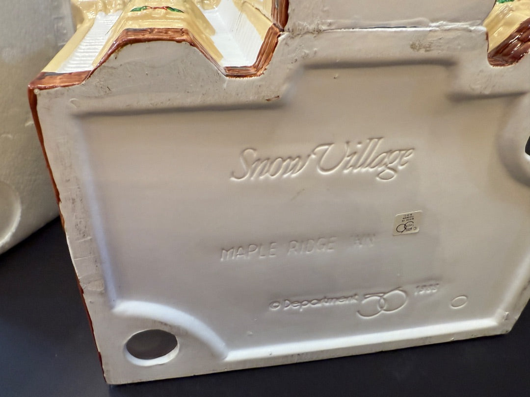 Department  56 Maple Ridge Inn With Light Christmas