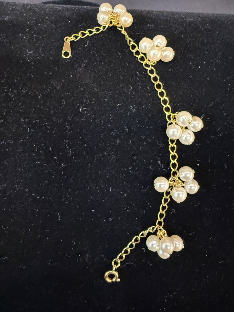 Avon Pearl Clusters Goldtone Bracelet