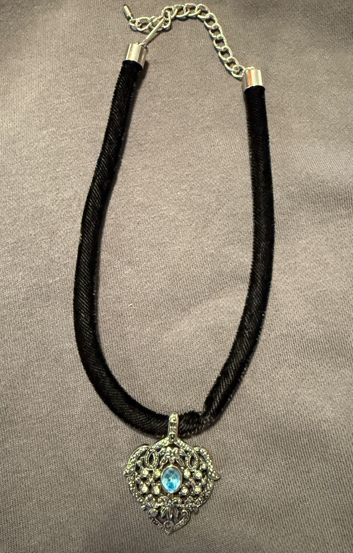 Avon Black Velvet Choker Gothic Necklace - Blue