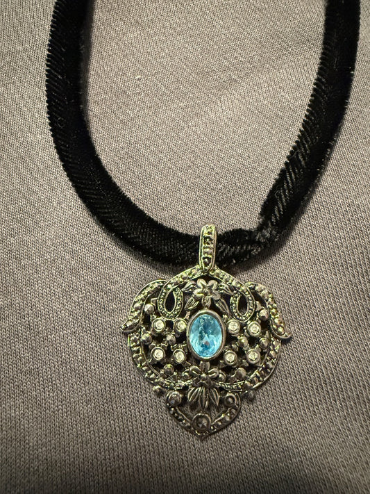 Avon Black Velvet Choker Gothic Necklace - Blue