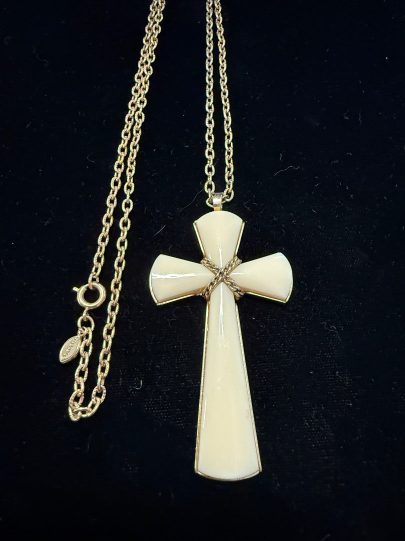 Vtg 70's Juliet Cross Pendant Avon Necklace