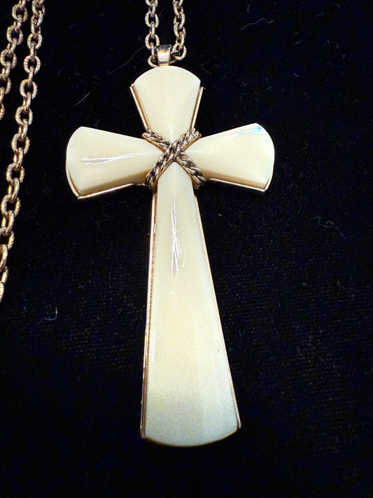 Vtg 70's Juliet Cross Pendant Avon Necklace