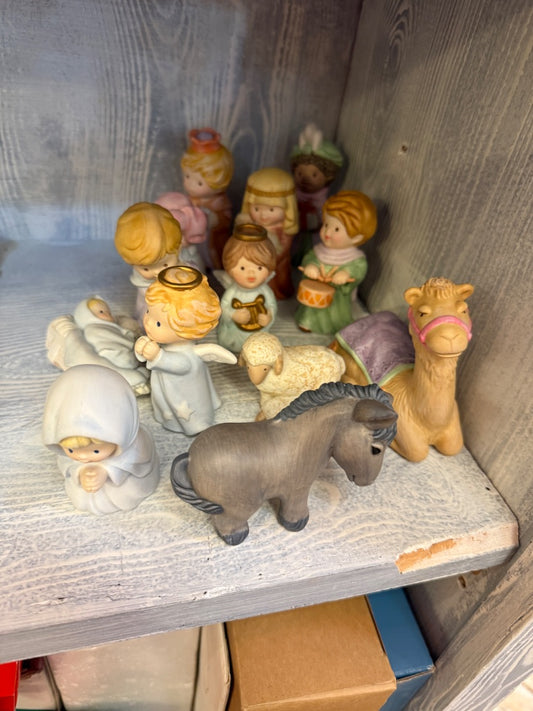 Vtg Avon heavenly Nativity Set