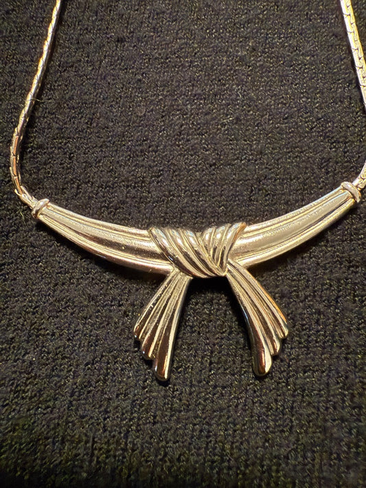 Vtg Avon silver toned necklace