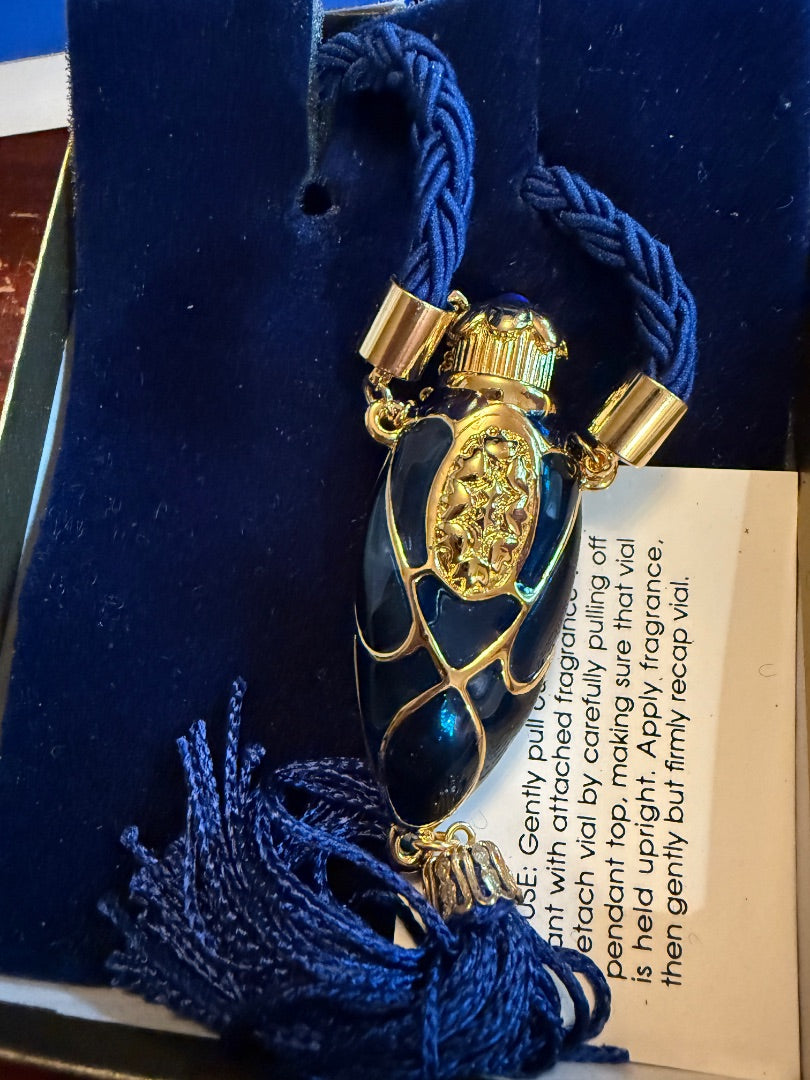 AVON 1992 Mesmerize Perfume Pendant