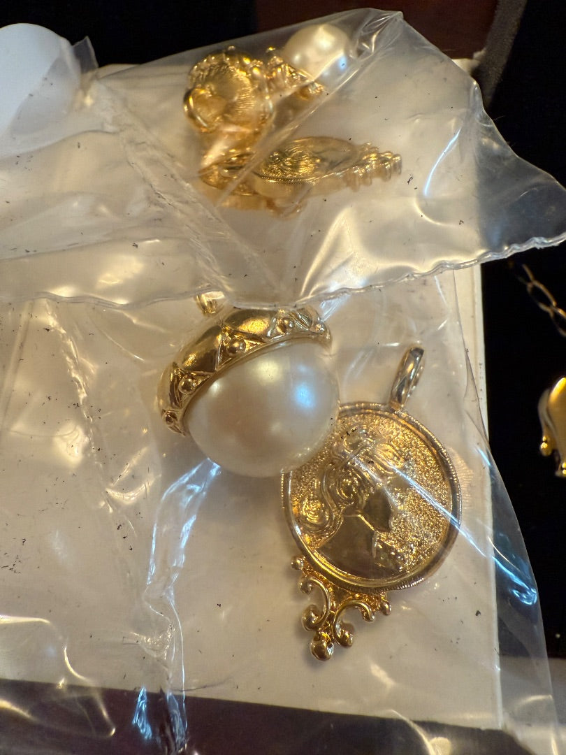 AVON Elephant set Necklace