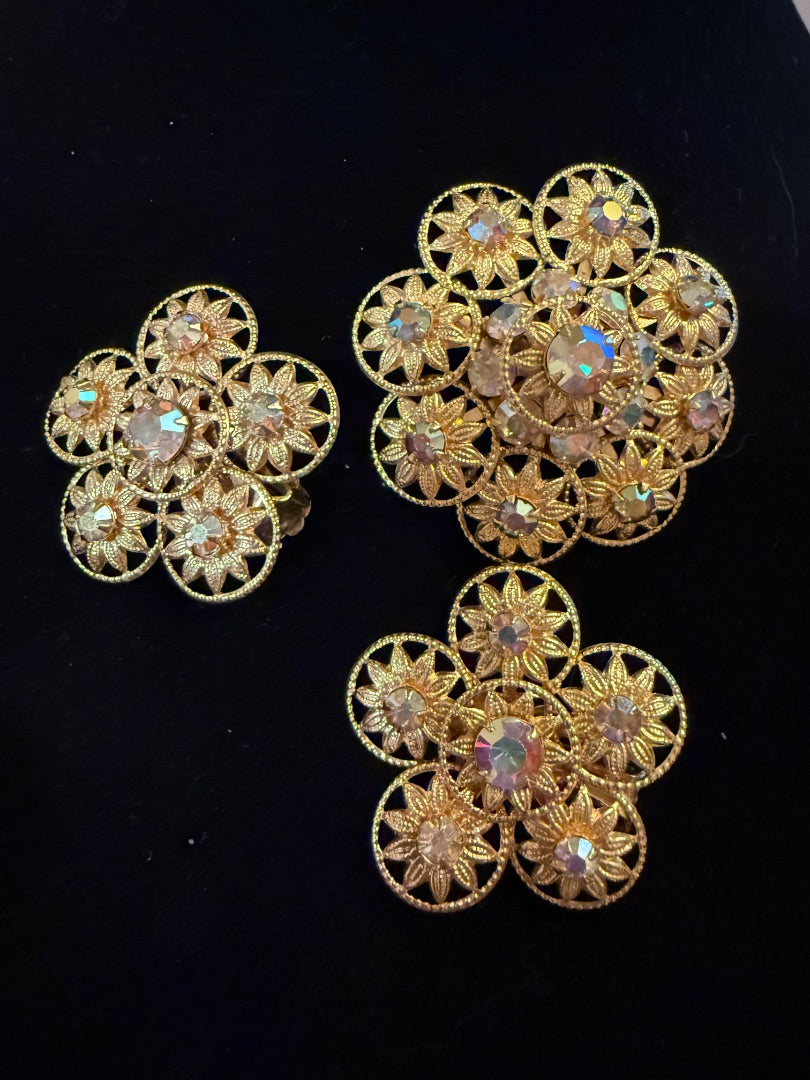 Gold  Unsigned  1970's clip earrings