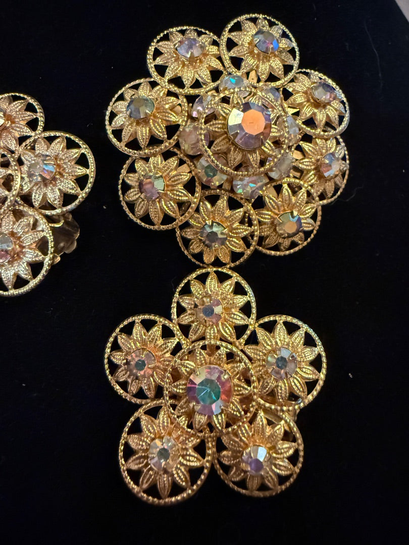 Gold  Unsigned  1970's clip earrings