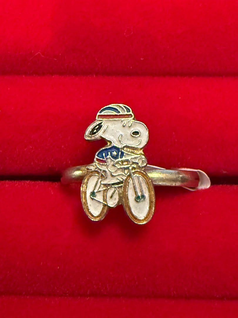 Avon Snoopy Enamelware Size 6 Ring