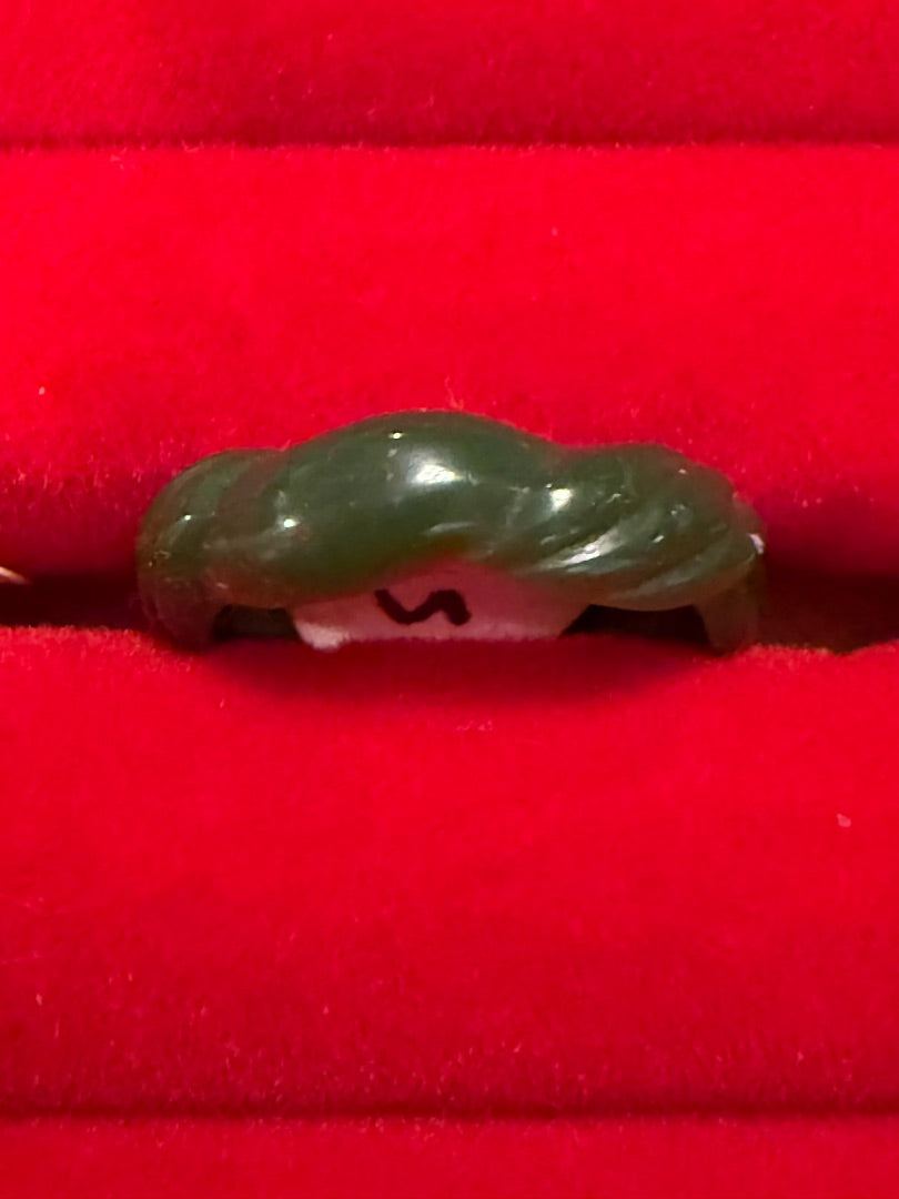 Avon Carved Lucite Size 6.5