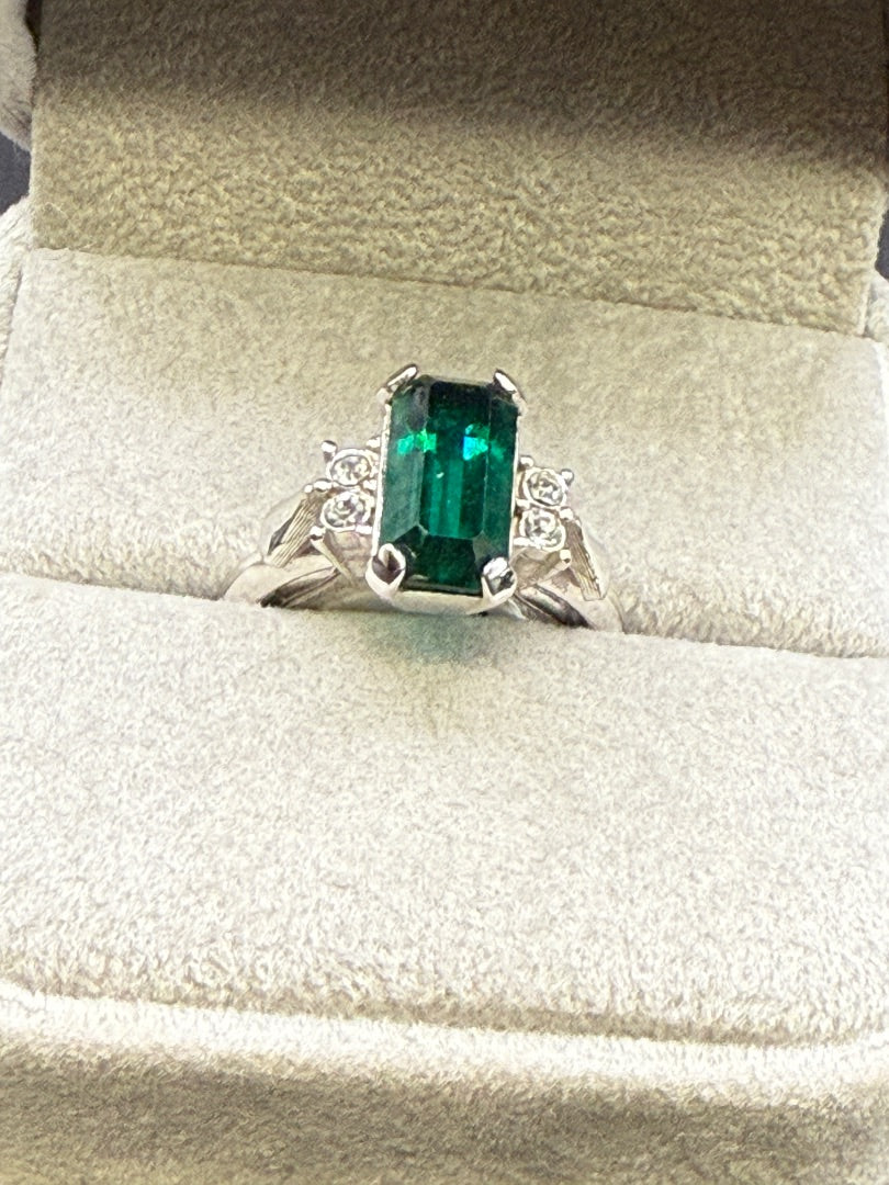 Emerald Green AVON Ring, 4.75