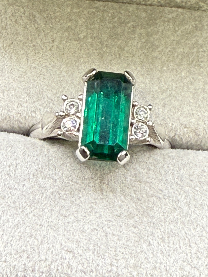 Emerald Green AVON Ring, 4.75