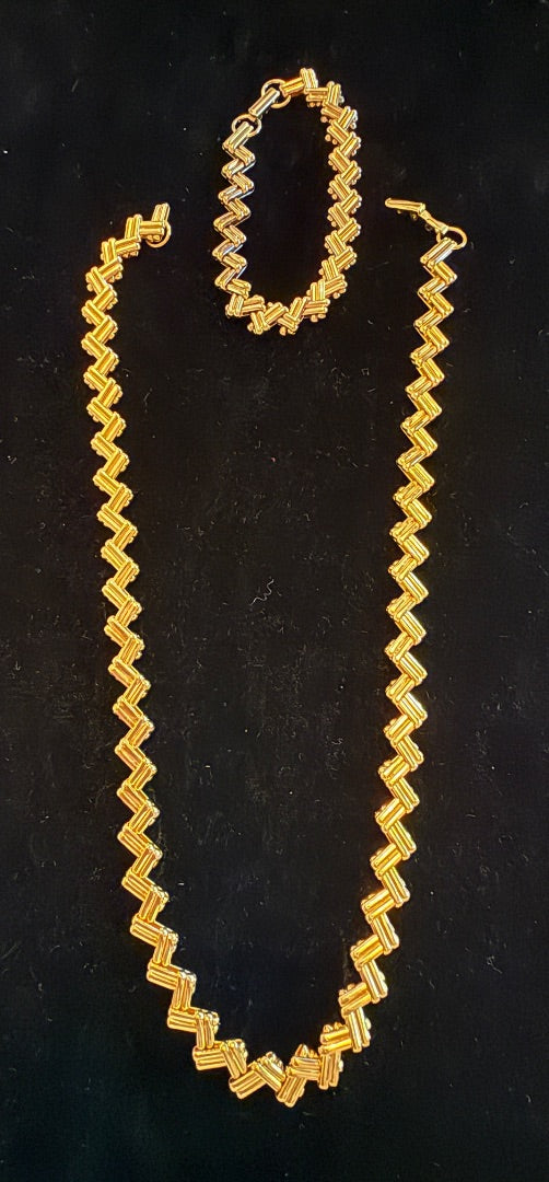 AVON Zig Zag Necklace Bracelet set