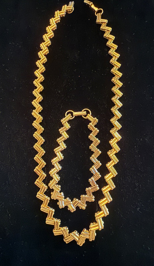 AVON Zig Zag Necklace Bracelet set