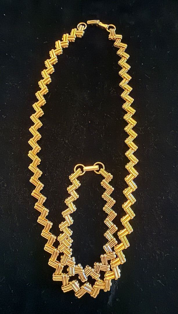 AVON Zig Zag Necklace Bracelet set
