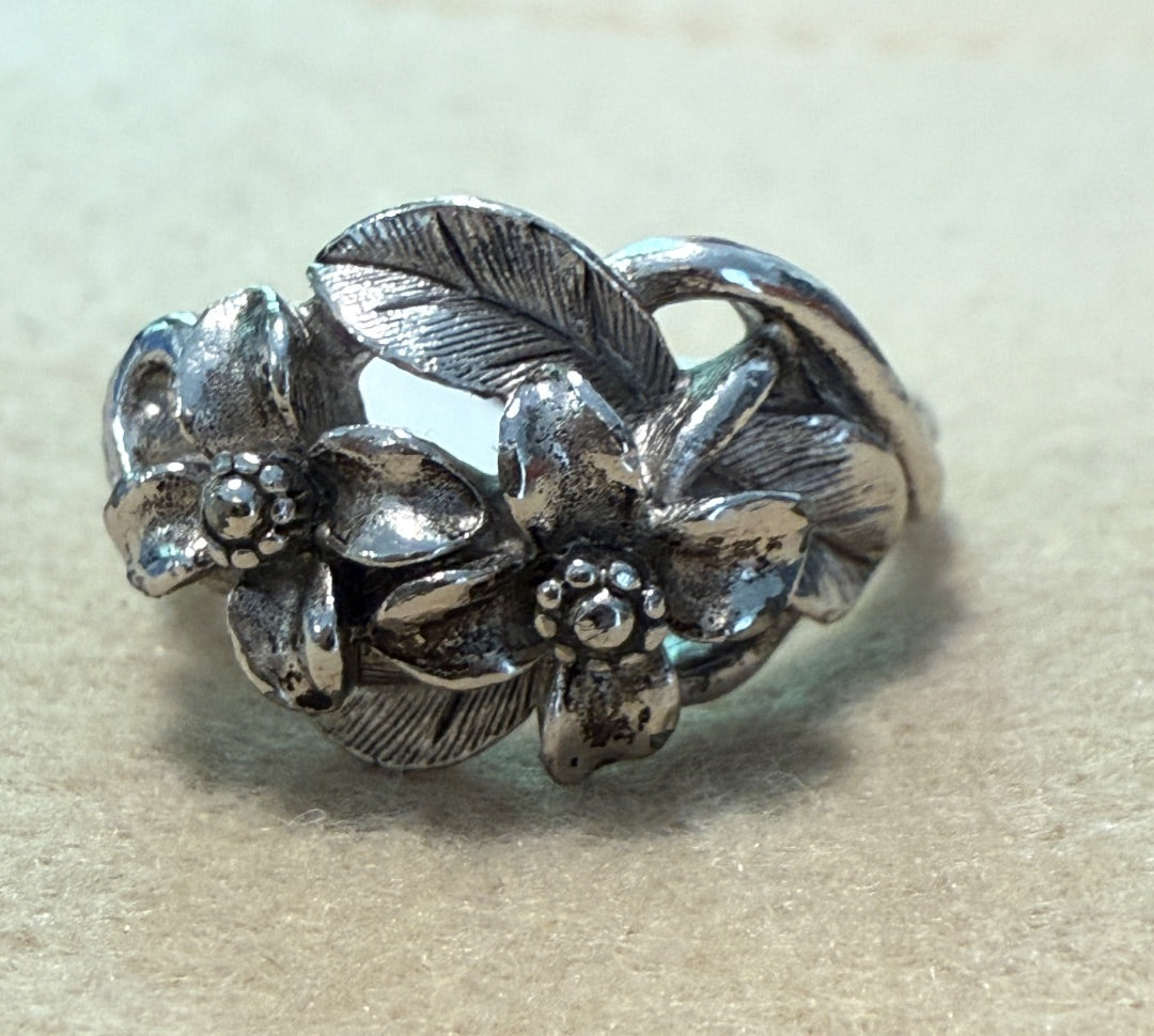 Silver AVON Ring Size 5 Flowers