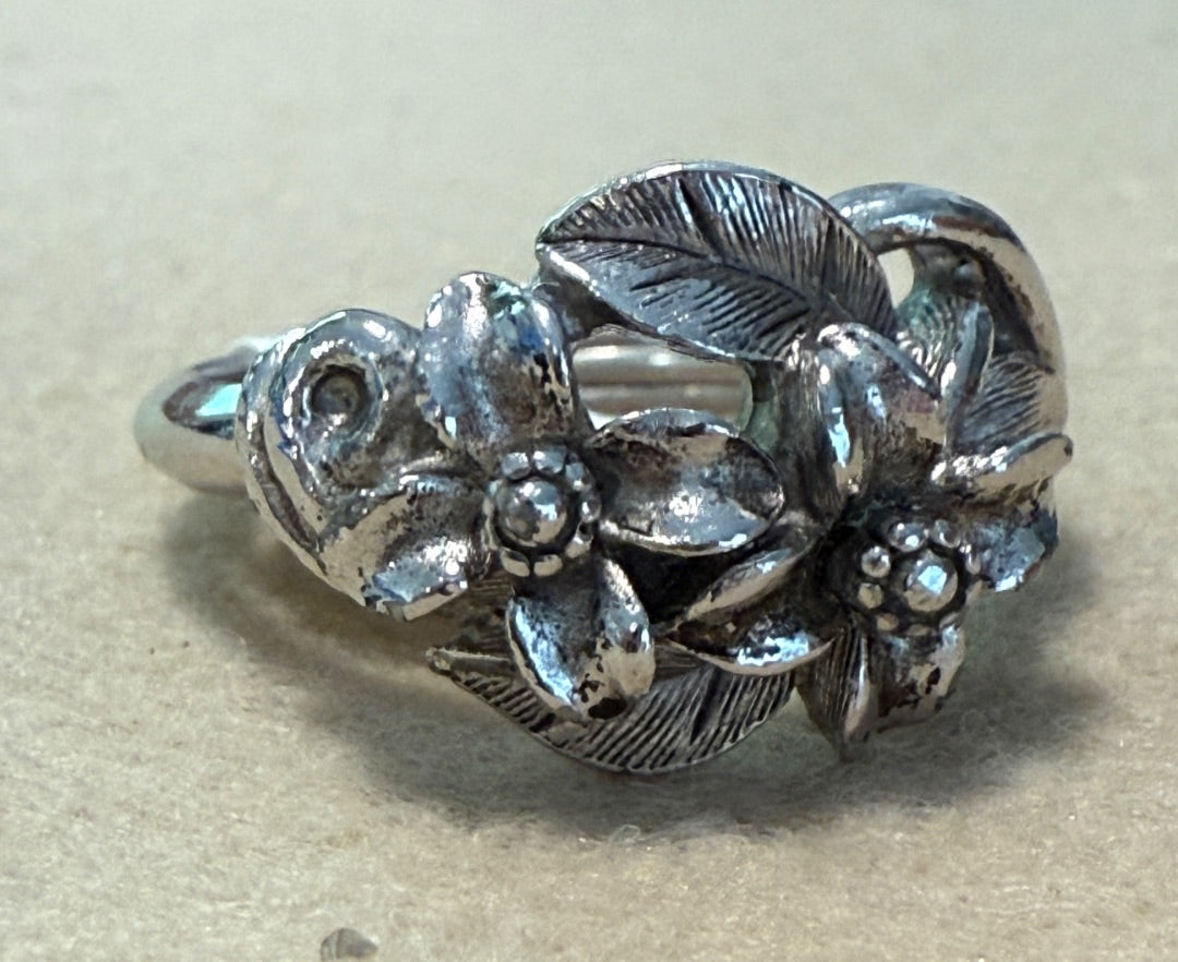 Silver AVON Ring Size 5 Flowers