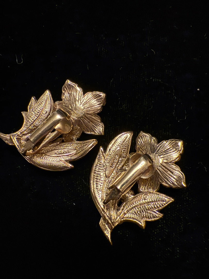 Vintage Avon Clip Christmas Earrings Gold Tone Enamel