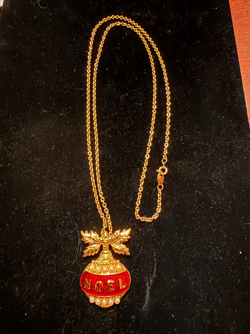Vintage Avon Noel Christmas Gold Tone Necklace