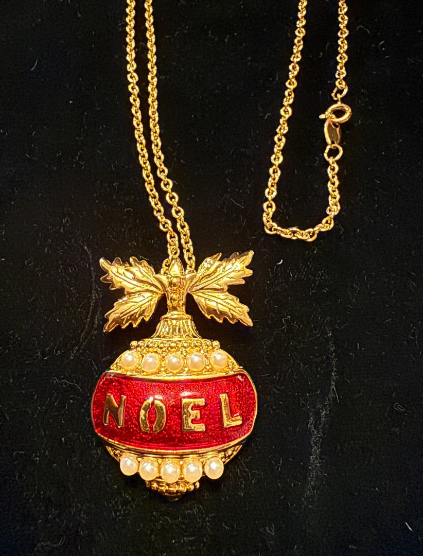 Vintage Avon Noel Christmas Gold Tone Necklace