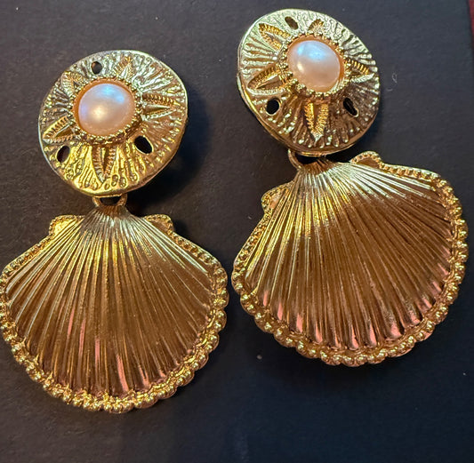 Vintage AVON KDJ Kenneth J Lane Pearl Shell Clip Earrings Gold Toned