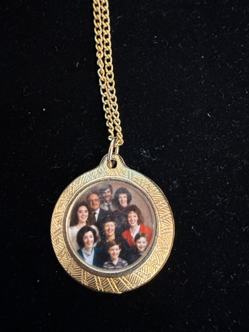 Lockets On Chain