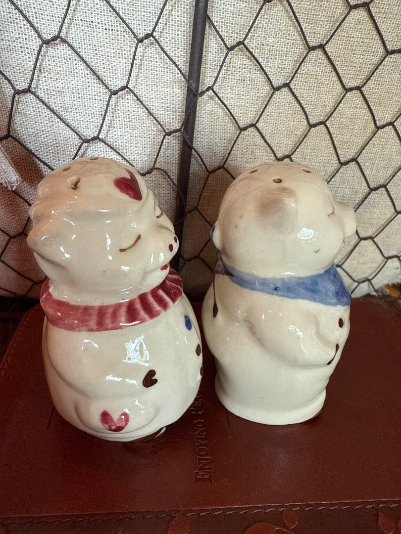 Blue / Red  Shawnee Salt & Pepper, 3" Mr & Mrs Smiley Pig