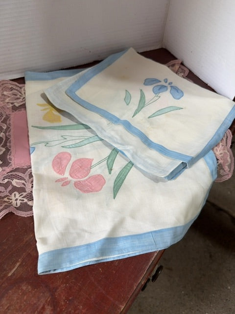 Vtg table runner w/ 3 napkins