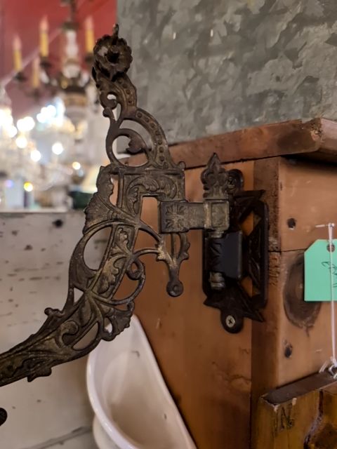 Victorian oil lamp bracket and font