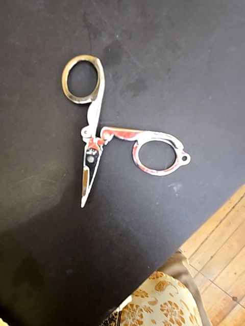 Folding scissors