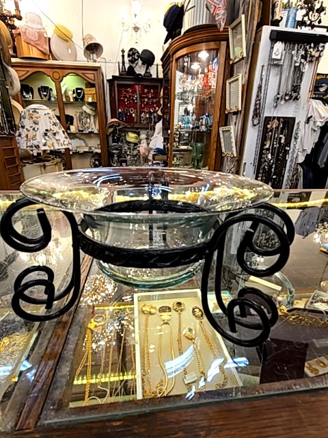 Glass Bowl/metal stand