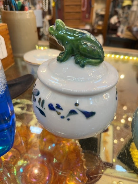 Frog bowl with lid