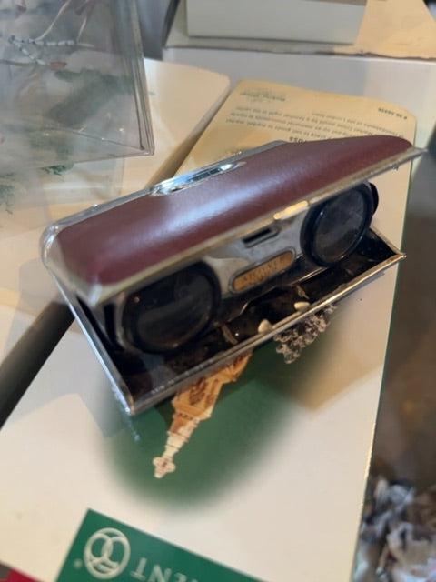 Pop up opera glasses