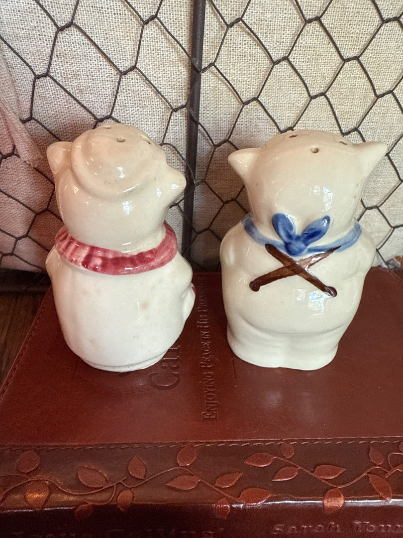 Blue / Red  Shawnee Salt & Pepper, 3" Mr & Mrs Smiley Pig