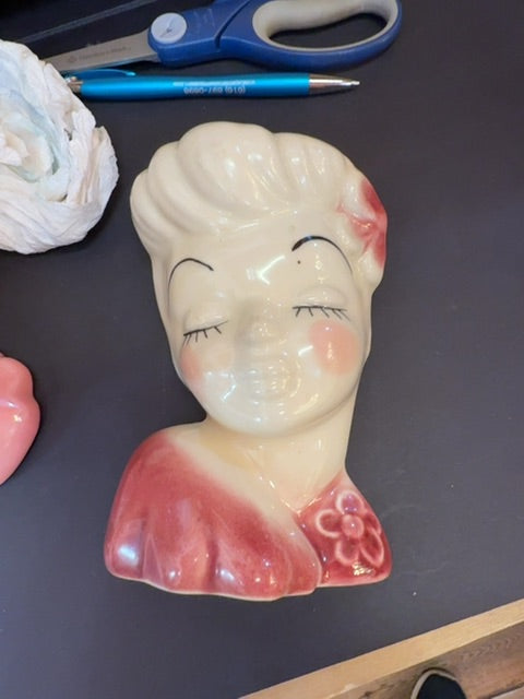 Wall pocket retro lady