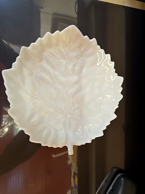 Vintage White Kaiser Leaf Plate