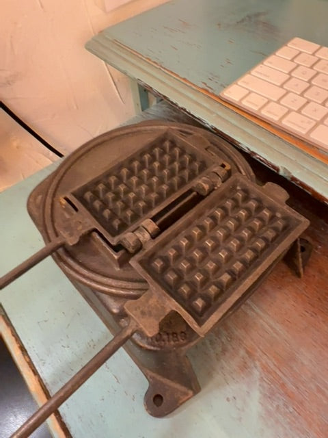 Iron waffle maker