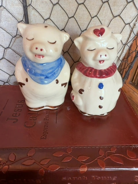 Shawnee Salt & Pepper Smiley Pig Mr & Mrs Vintage collectible