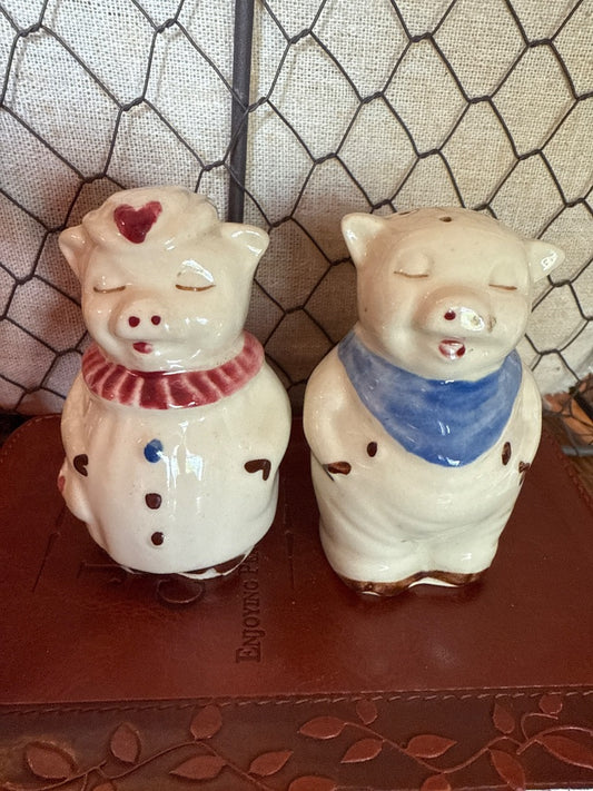 Blue / Red  Shawnee Salt & Pepper, 3" Mr & Mrs Smiley Pig